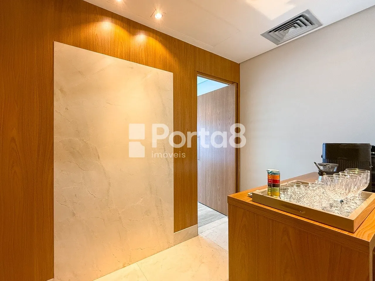 Sala Comercial Completa no Navarro Building, a Poucos Passos do Plaza Shopping.