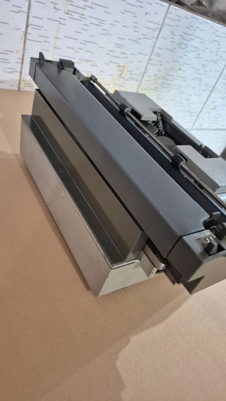Máquina de escrever Olivetti Linea 98 - Foto 2