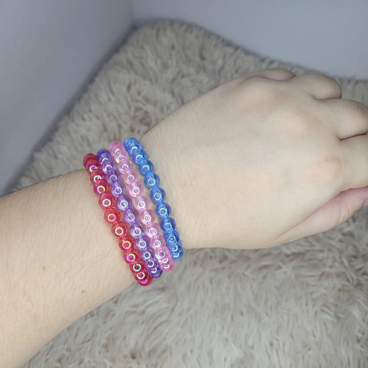 Kit 4 pulseiras de esferas peroladas transparente: vermelha, lilás, rosa e azul
