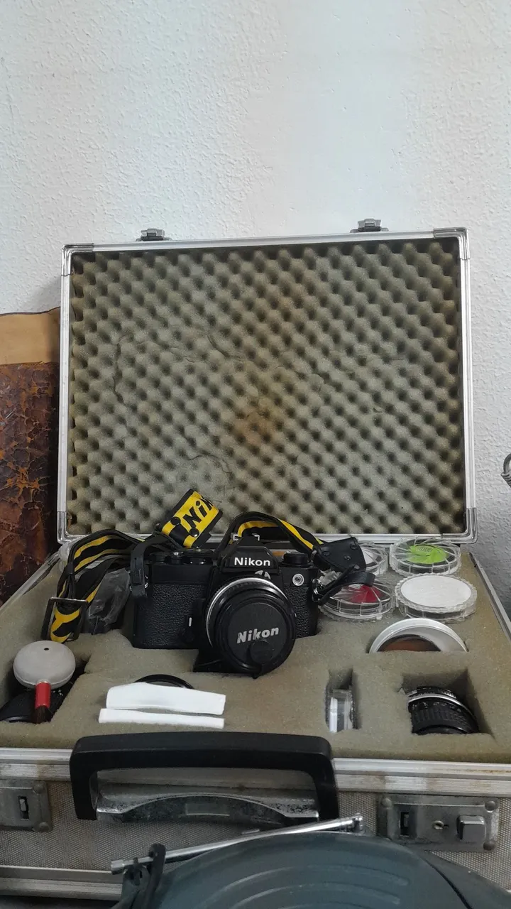 Câmera Nikon Clássica com Acessórios