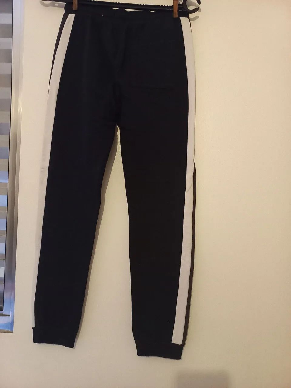Calça de Moletom Preta com Detalhe Lateral - Foto 2