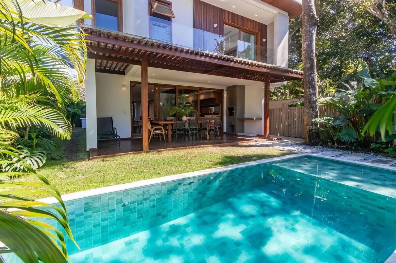 Casa com 4 suítes, piscina , localizada a 50m da praia Ara na estrada da balsa em Arraial 