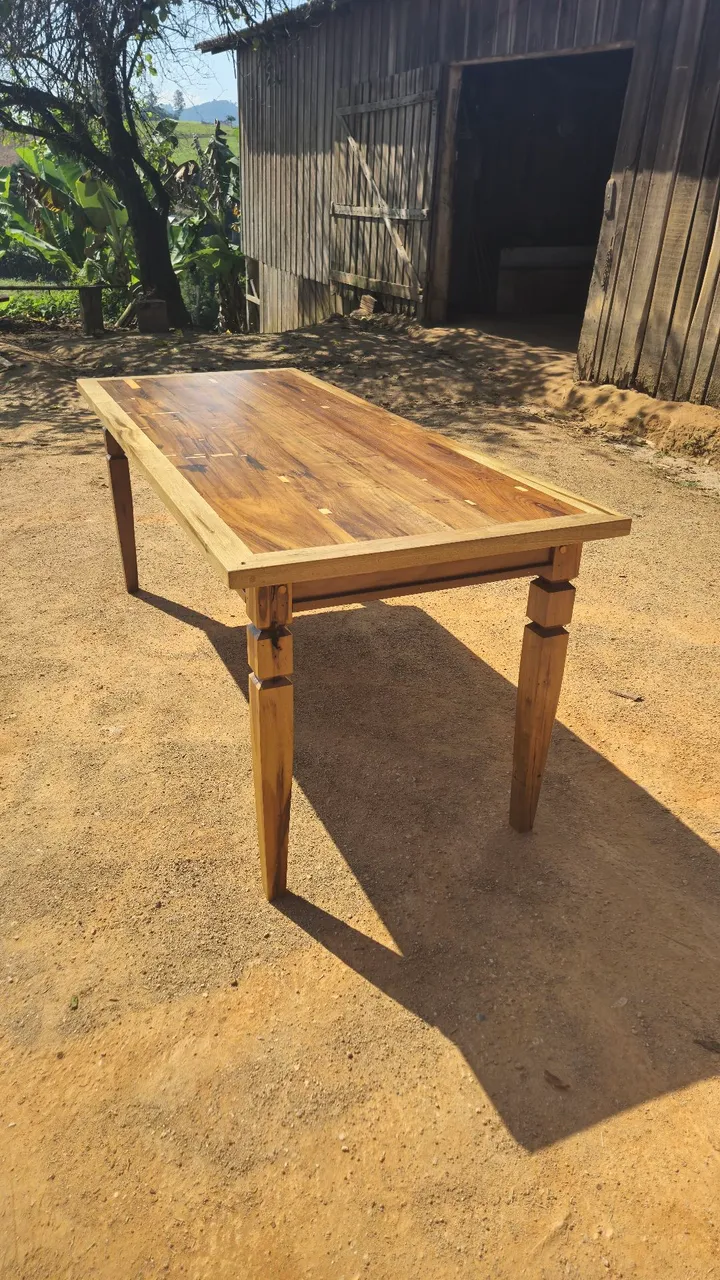 Mesa de jantar toda em madeira de lei