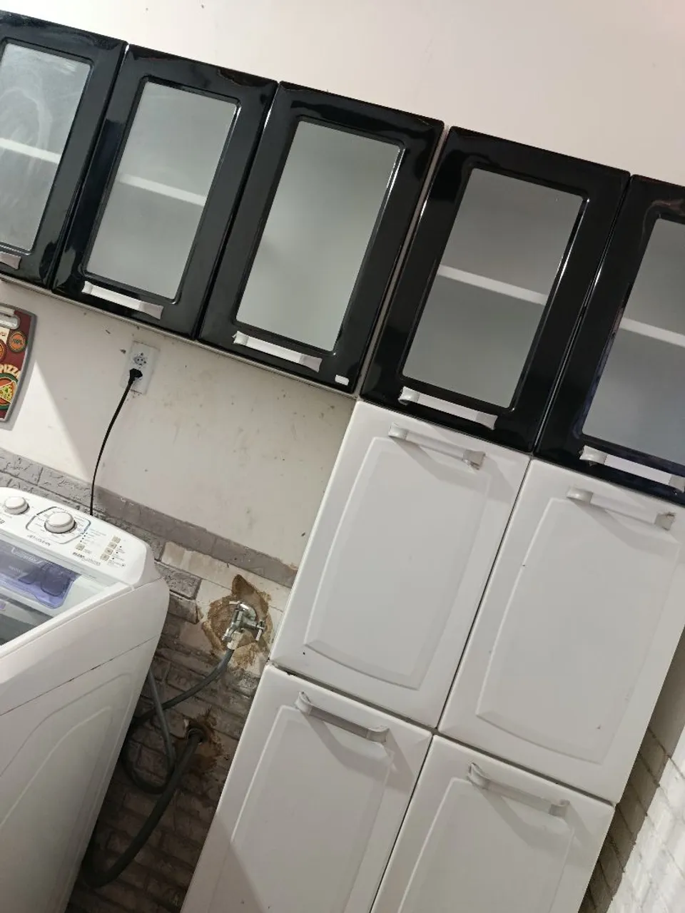 Armário de cozinha com portas de vidro e branco