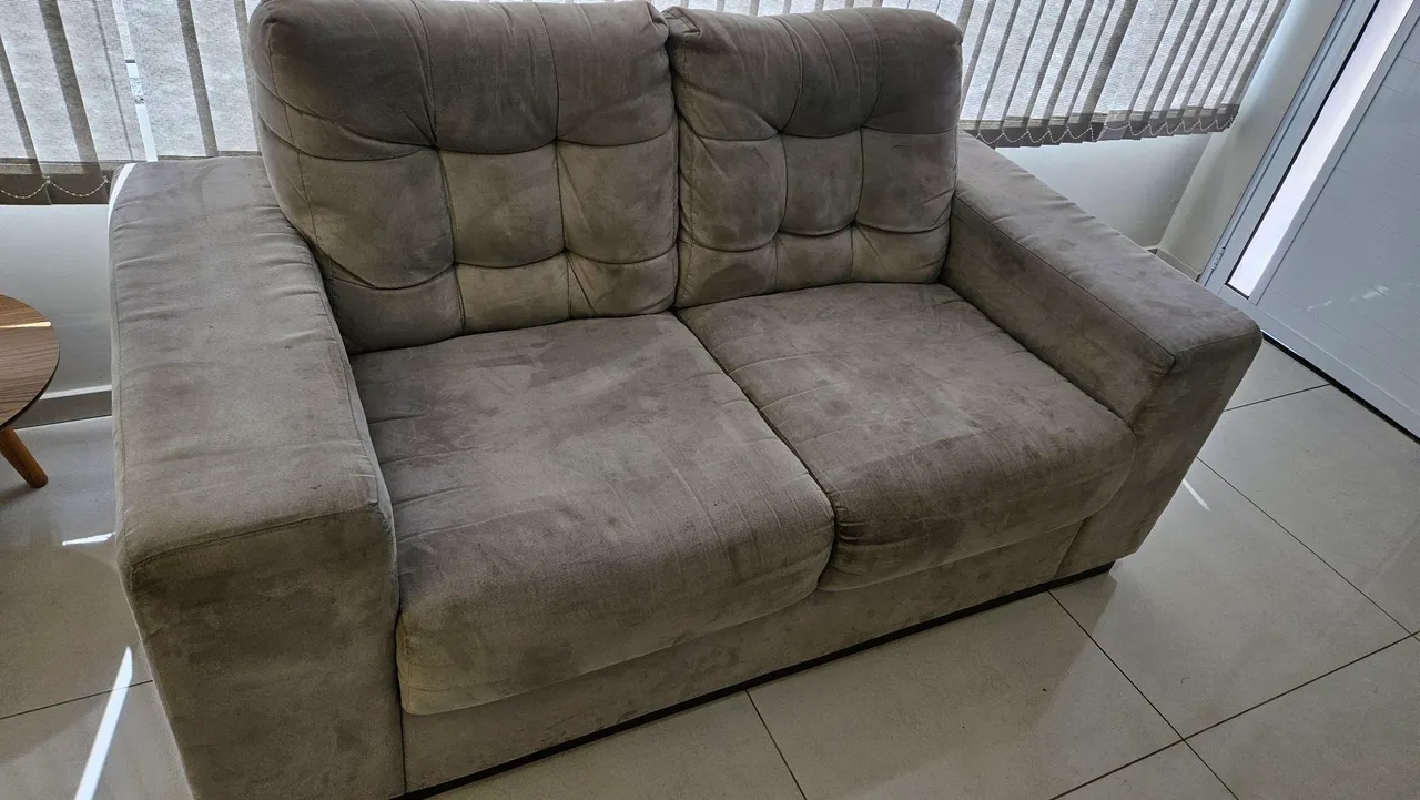 Sofá de 2 lugares em Suede