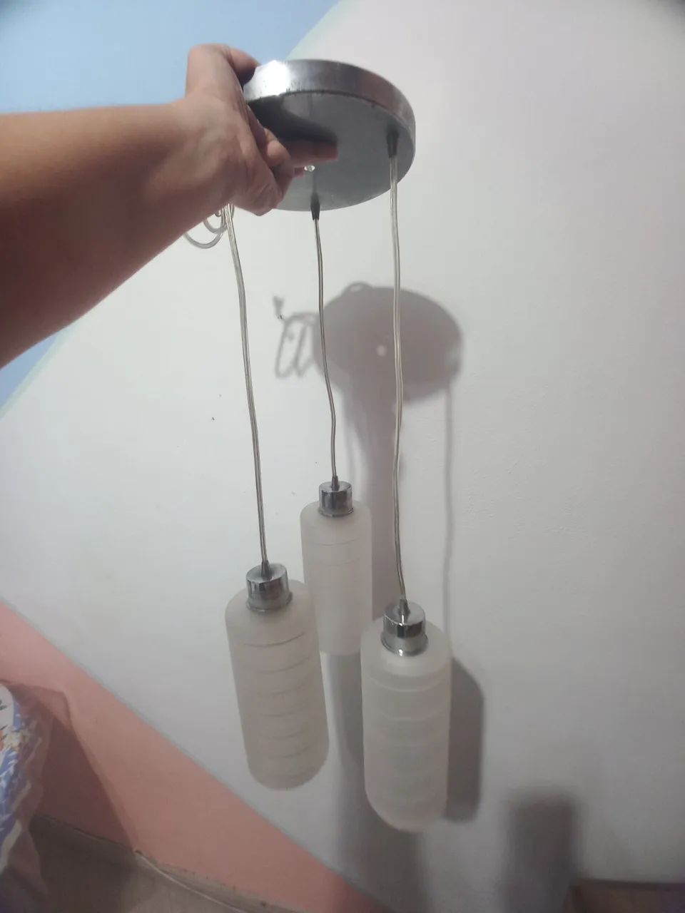 Lustre moderno com 3 pendentes de vidro fosco - Foto 3