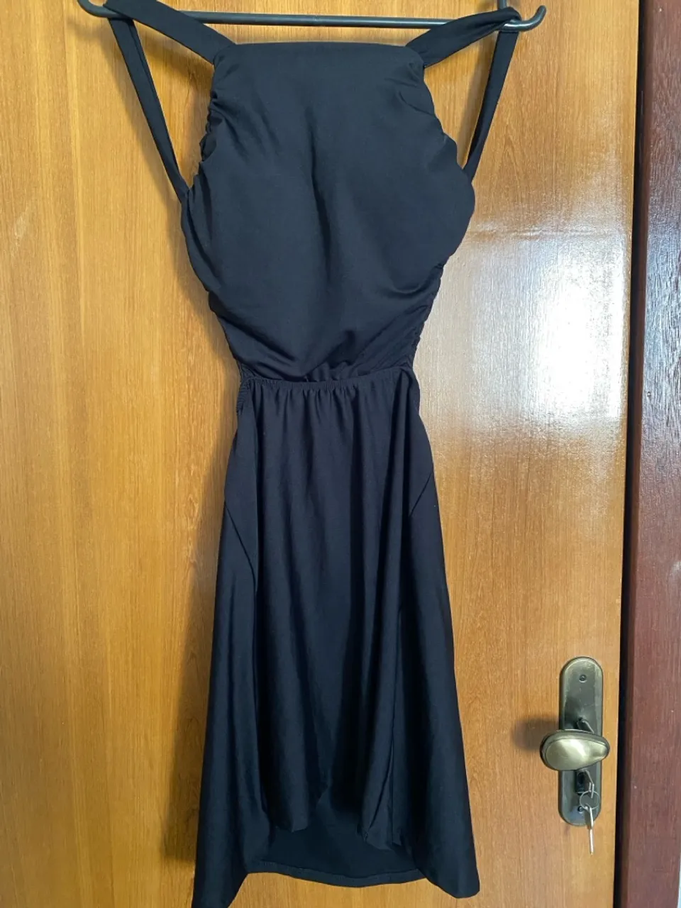 vestido preto costas abertas
