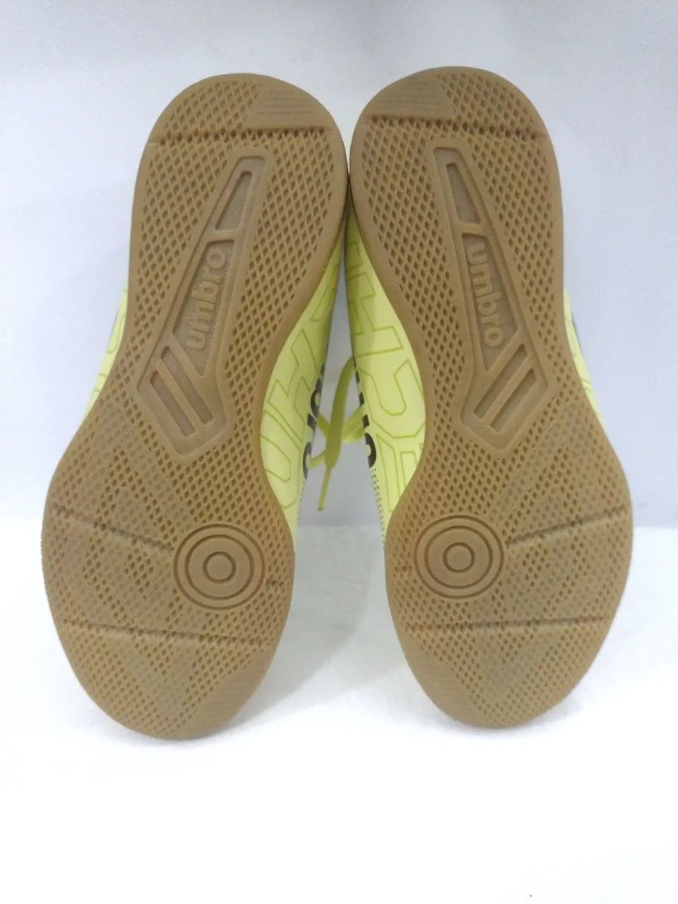 Chuteira futsal Umbro n.34 unissex em estado de nova - Foto 5