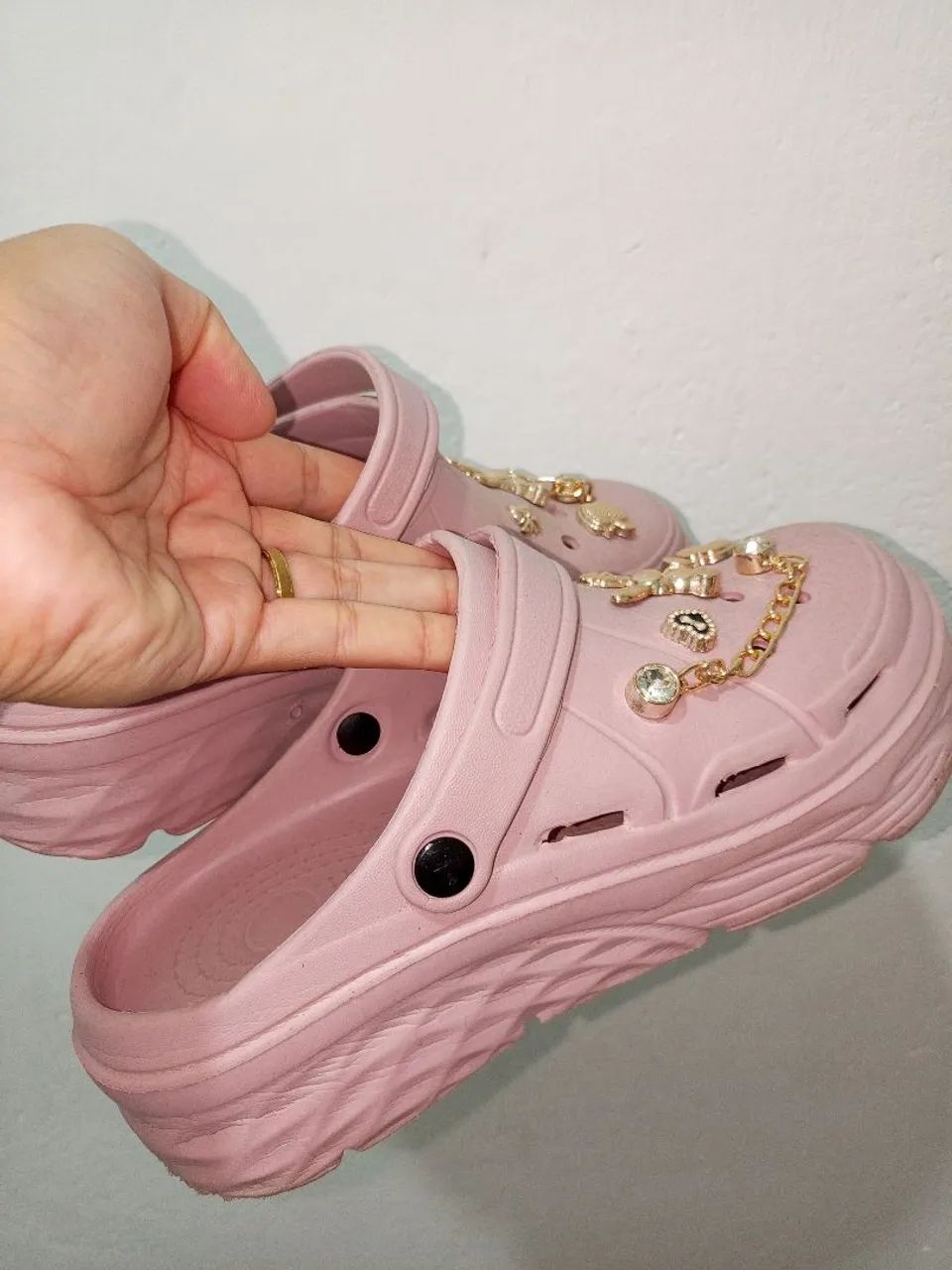 Sandália tipo CROCS com pingentes!! - Foto 3