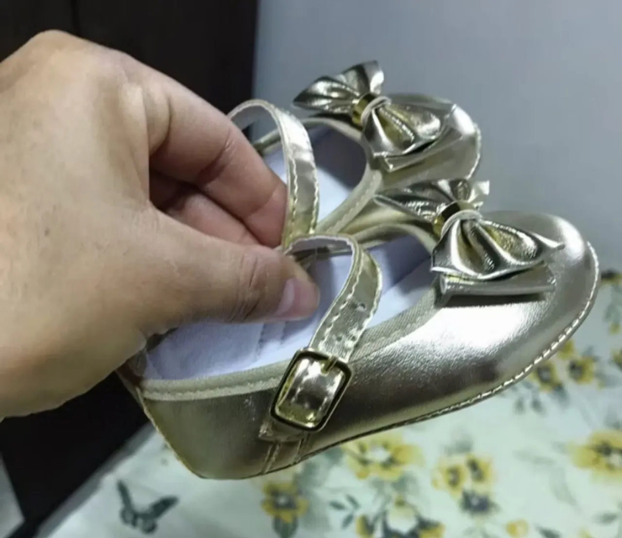 Sapatinhos de Bebê Dourados com Laço tam 19