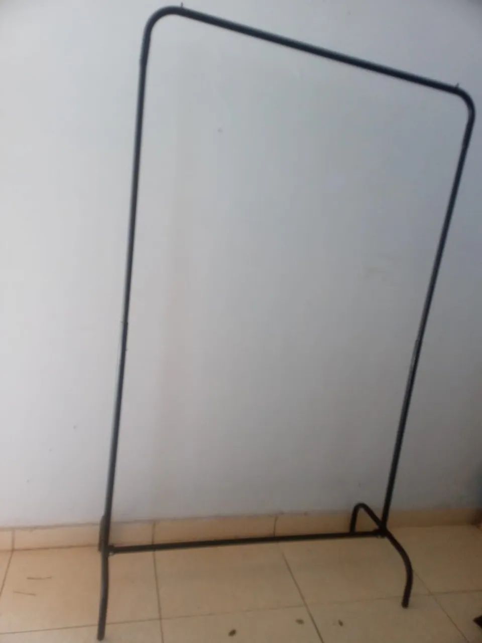 Arara de roupas desmontável nova - Foto 3