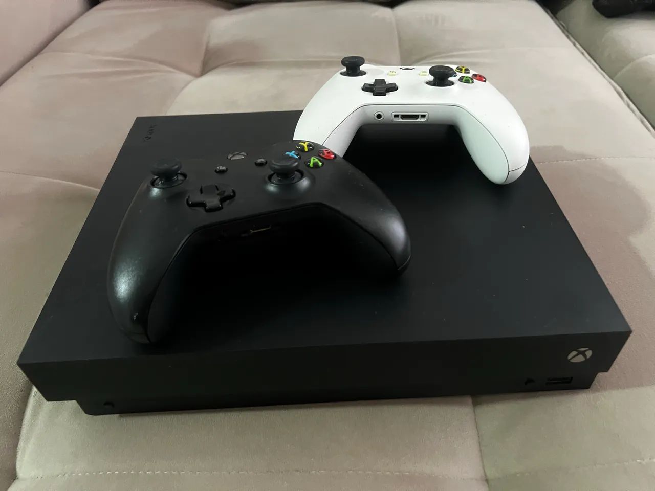 Xbox One X 1TB - Completo + 2 Controles Originais - Muito Conservado