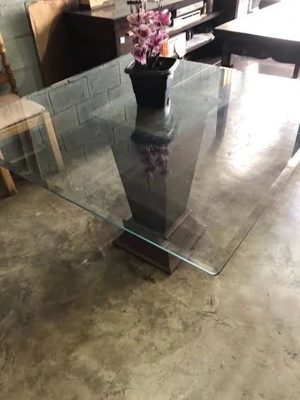 Mesa com base de madeira e tampo de vidro bisotado  - Foto 3