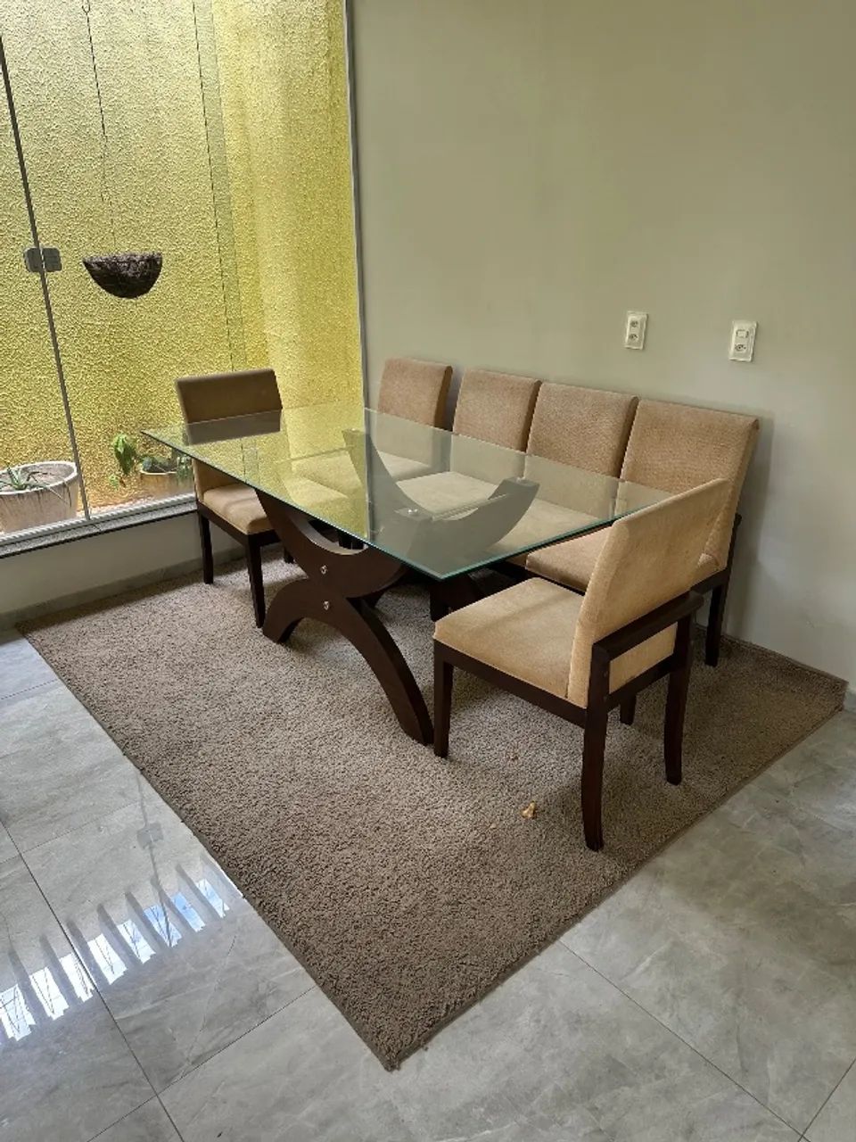 mesa jantar com cadeiras e tapete - Foto 5