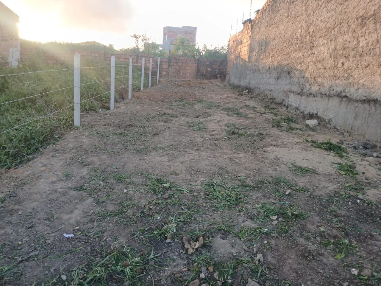 Terreno 6 e meio de frente 6 de fundo e 20 de comprimento  - Foto 2