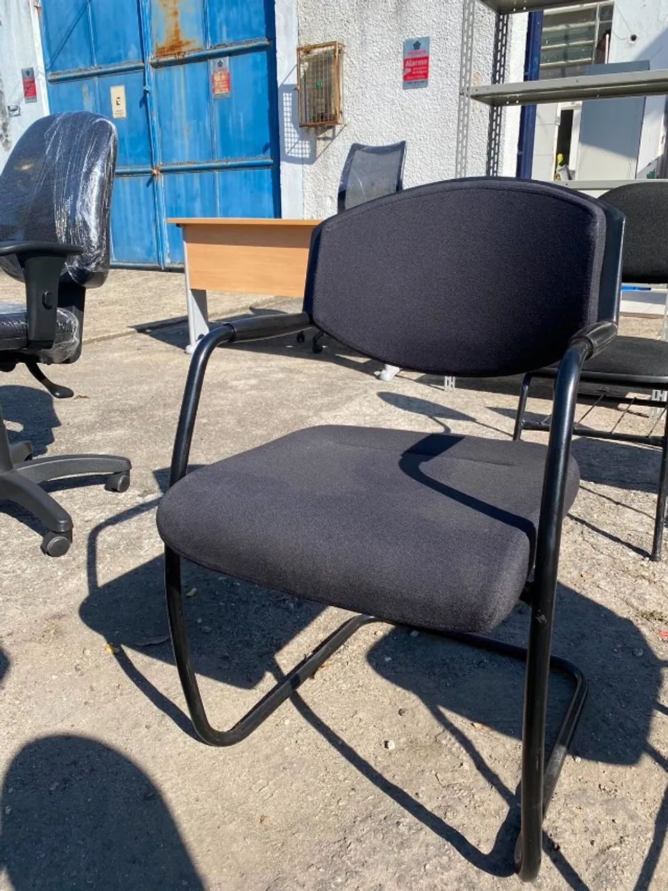 Cadeira Fixa com Braços - Base Cantilever - Estofada Preta