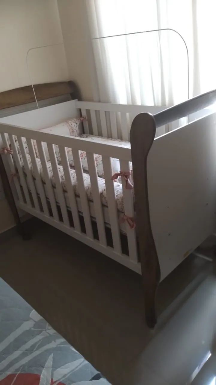 Berço 2x1, com colchão 
