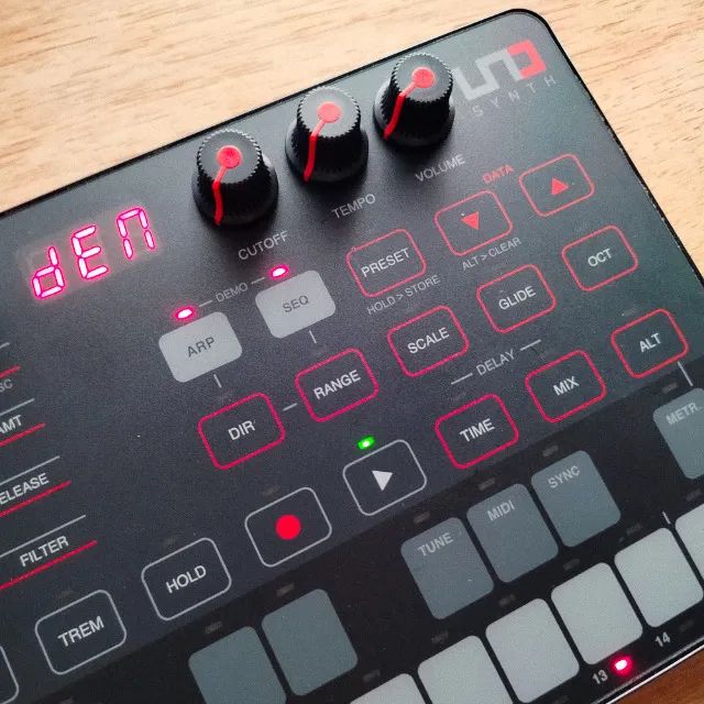 Uno Synth IK Multimedia em ótimo estado