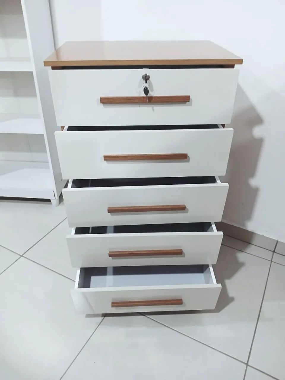 Cômoda 5 gavetas com chave