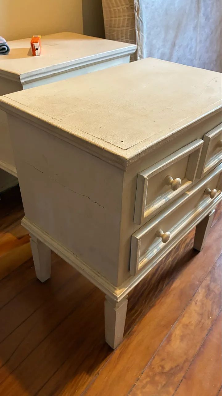 Mesa de cabeceira de madeira maciça 