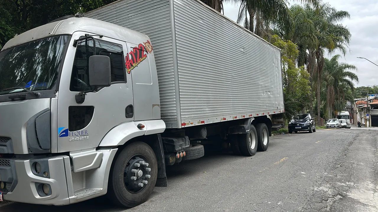 Ford cargo 2429 baú com plataforma  - Foto 4