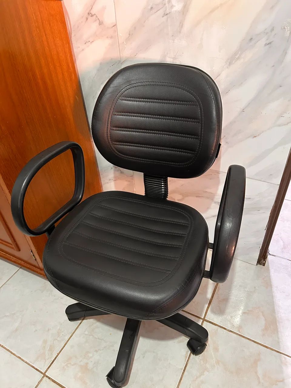 Cadeira giratória de escritório semi nova