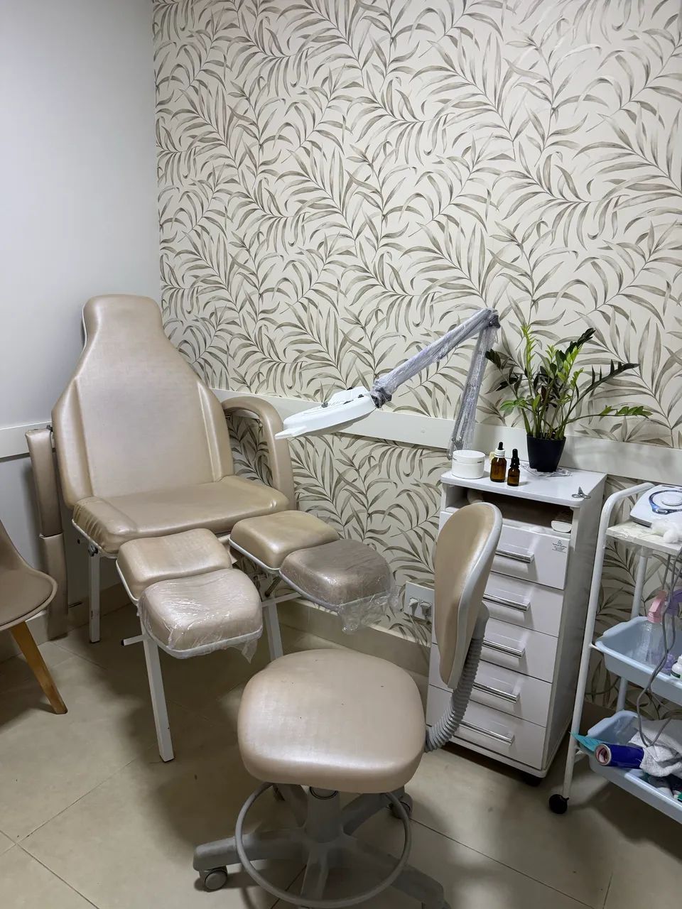 Kit completo de podologia maca, mocho e armário com luminária  - Foto 2