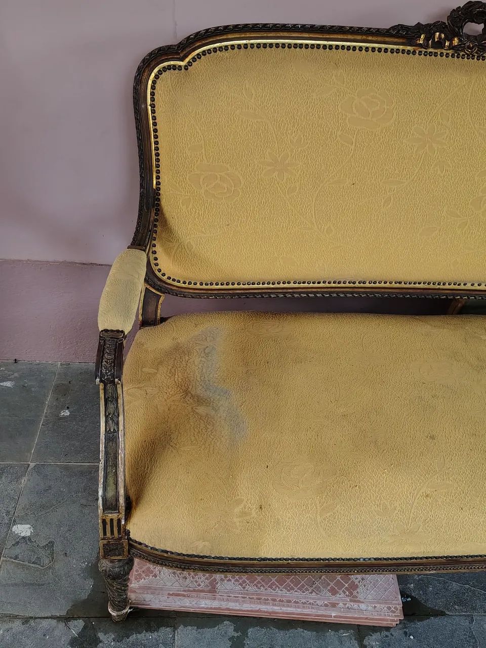 Sofá de madeira estofado amarelo Perfeito Estado  - Foto 3