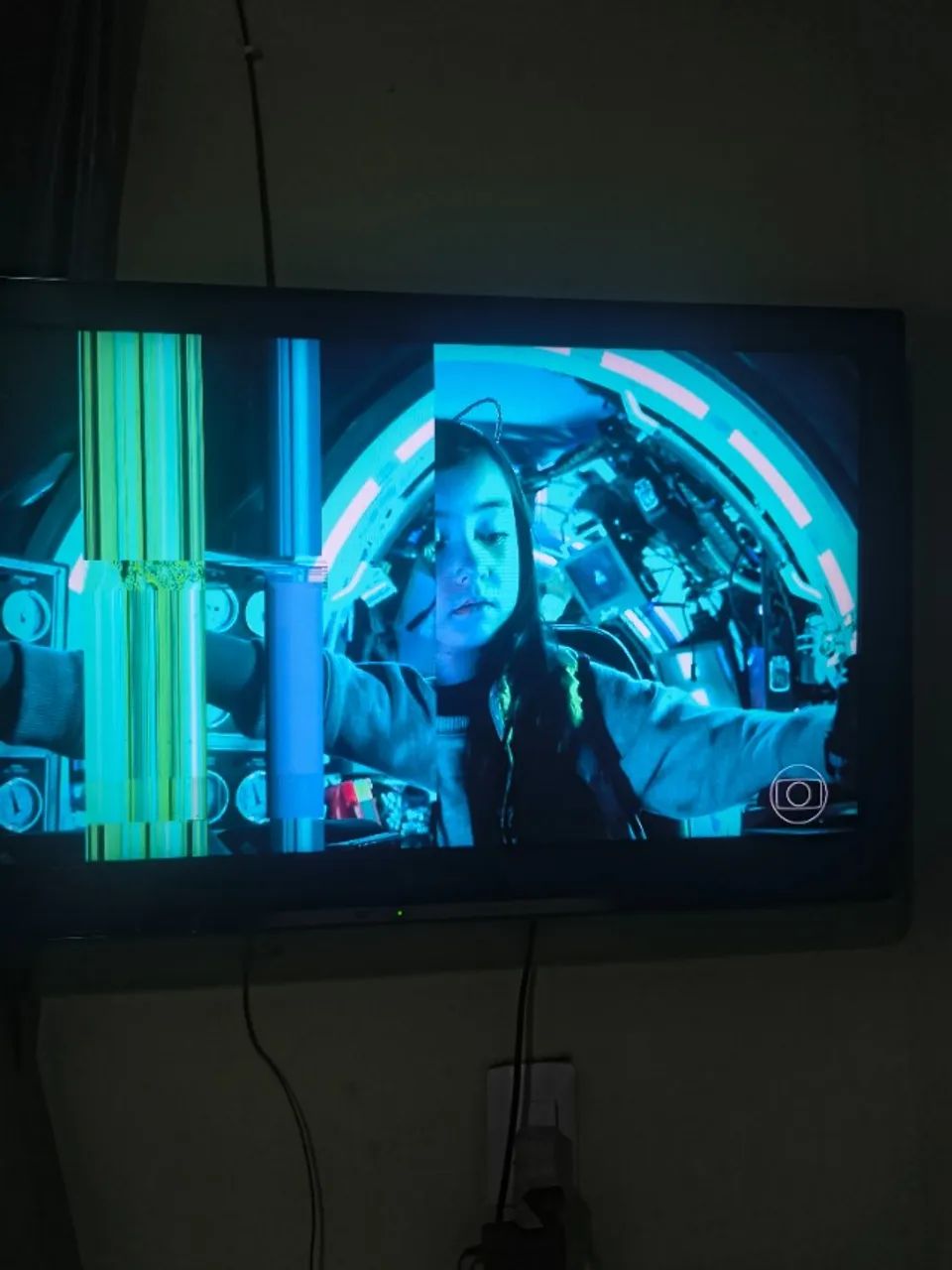 Tv 32 polegadas para vender com defeito uma lista na tela não e smart o demais funciona.