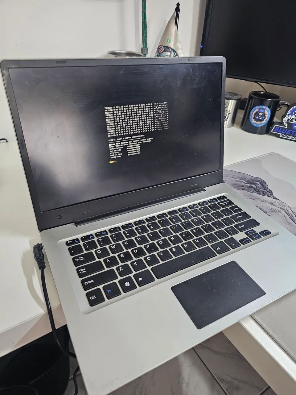 Notebook SEM HD e dobradiça ruim 