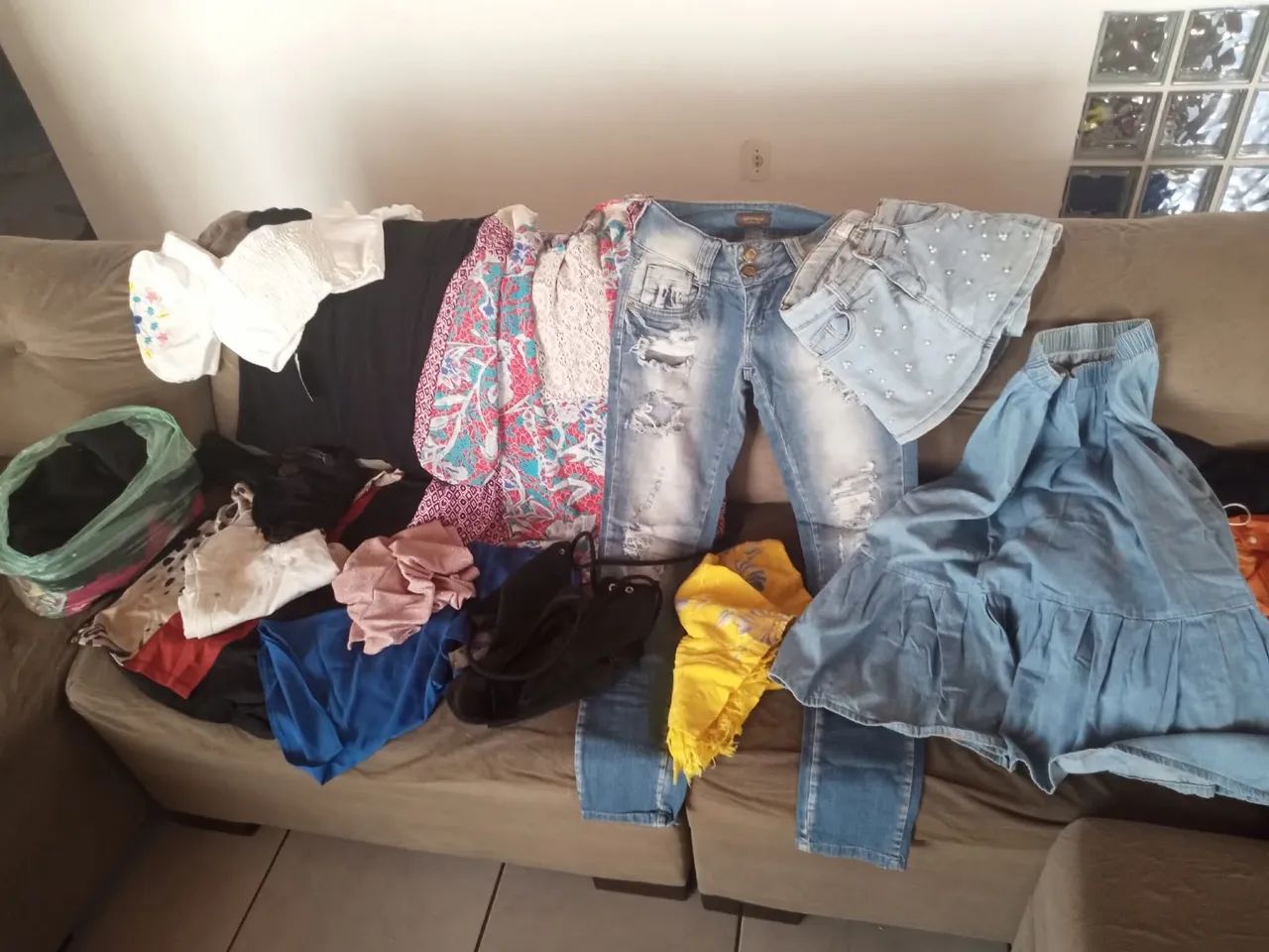 Lote de Roupa P/ Bazar + 80 peças  - Foto 2