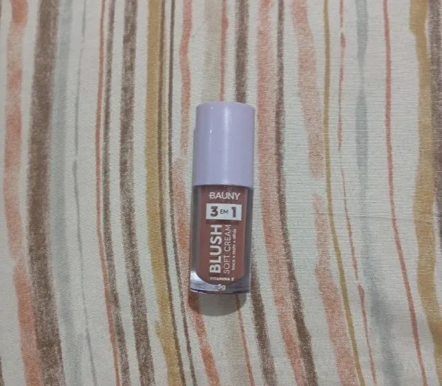 Kit Blush iluminador cor Bossy e lápis branco Bauny