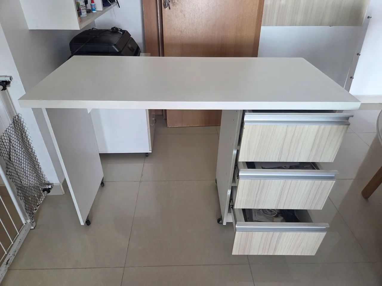 Mesa de escritório com gavetas - Foto 2
