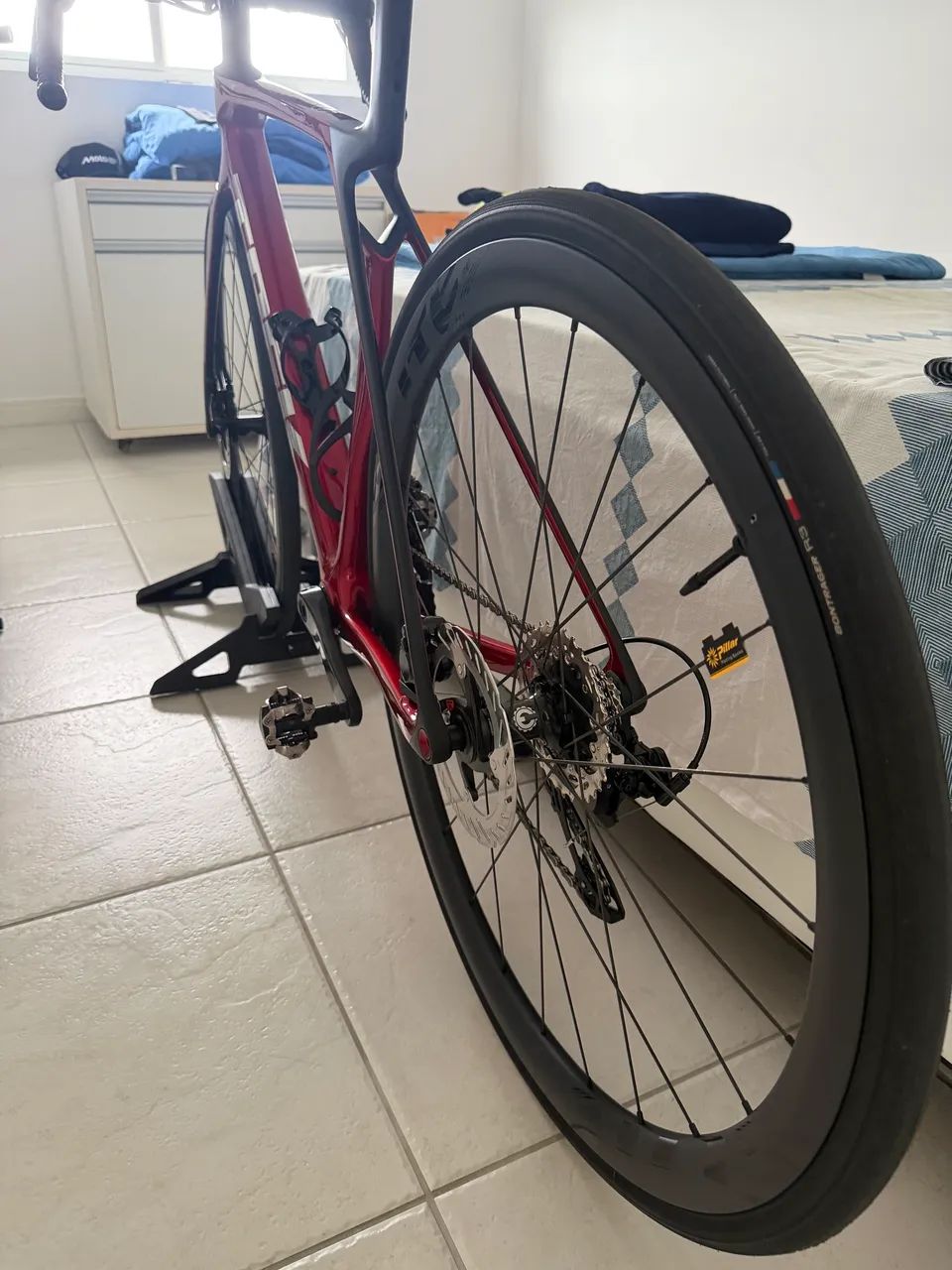 Bicicleta trekk madone carbono com rodas carbono 26 - Foto 3