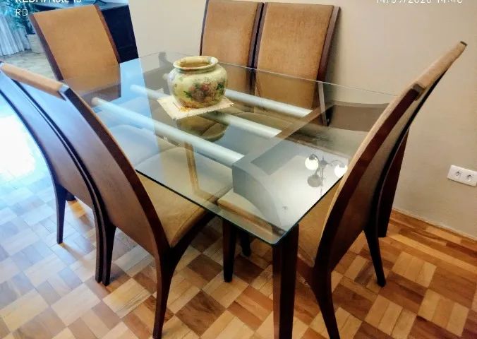 Sala de jantar com 6 cadeiras