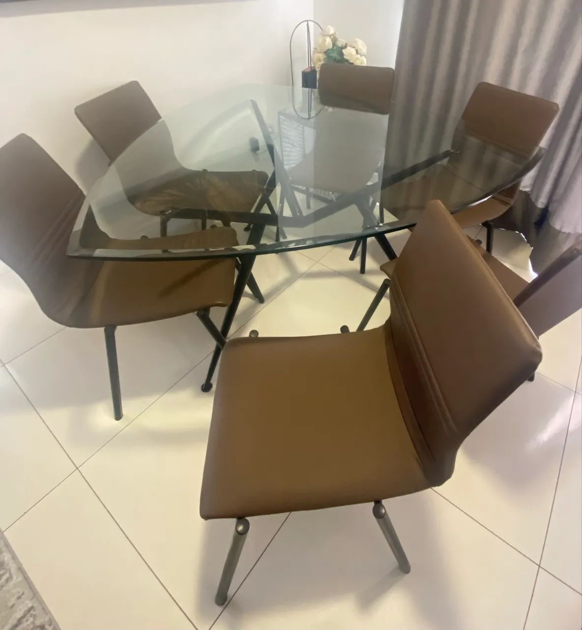 Vendo uma linda mesa com seis cadeiras ! - Foto 4