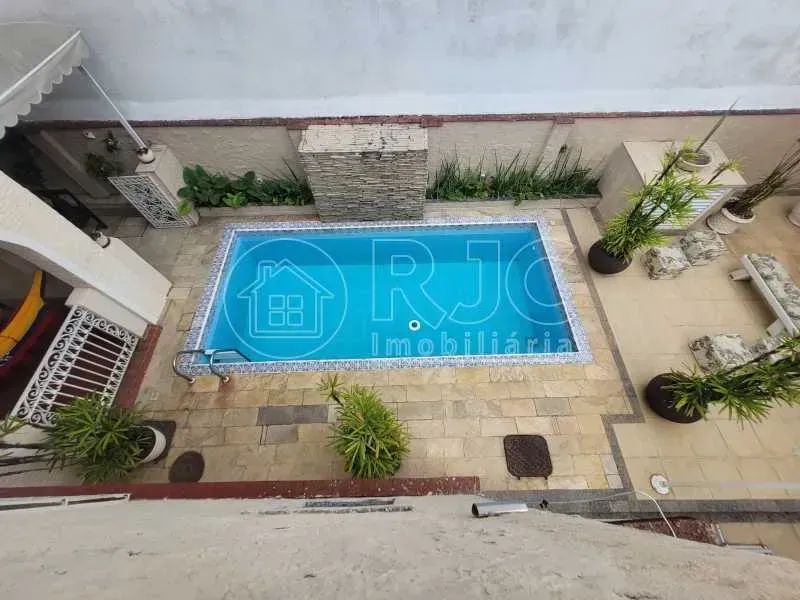 Bela residência com piscina em local nobre