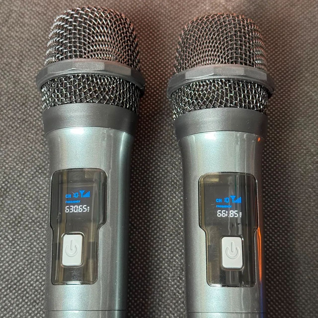 MICROFONE SEM FIO RECARREGÁVEL COM VISOR DIGITAL KIT COM 2 UNIDADES E 3 BATERIAS  - Foto 3