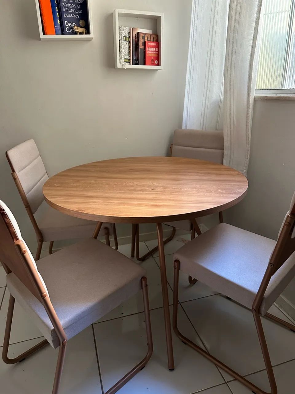 Vendo mesa com 4 cadeiras redonda
