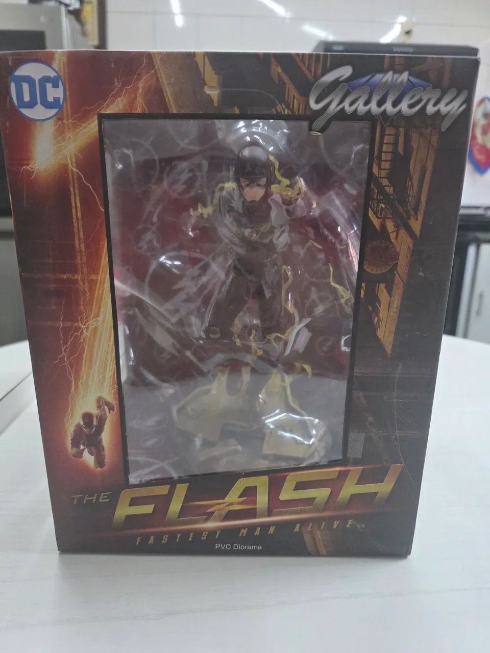 Estátua The Flash DC Gallery - Diamond Select com caixa - Hobbies