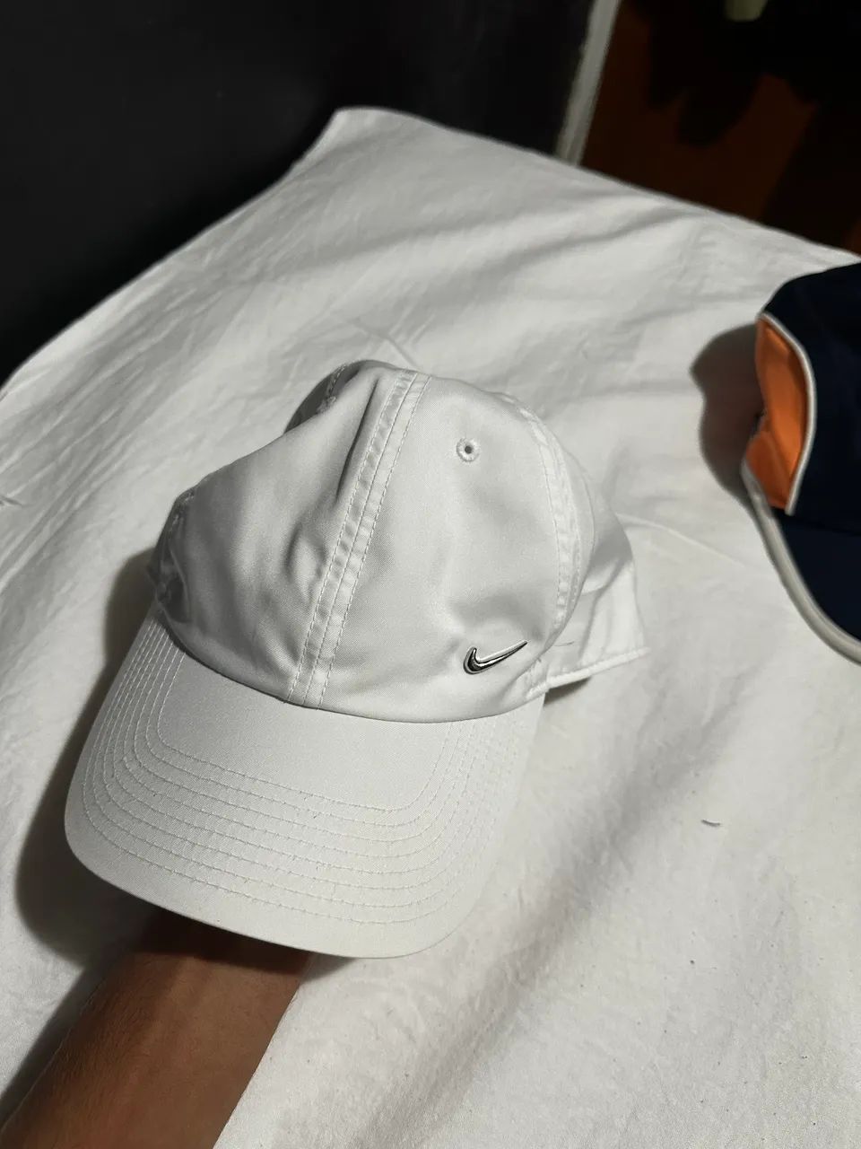 Boné nike branco logo metálico  - Foto 2