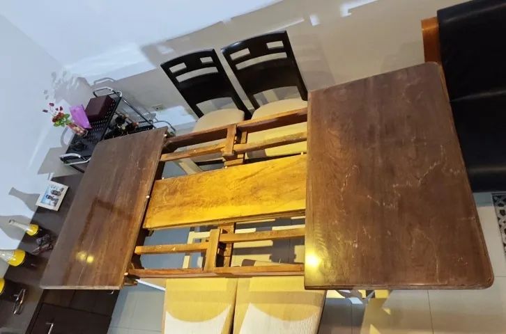 Mesa de Jantar 8 lugares com 4 cadeiras em Madeira Maciça. - Foto 5