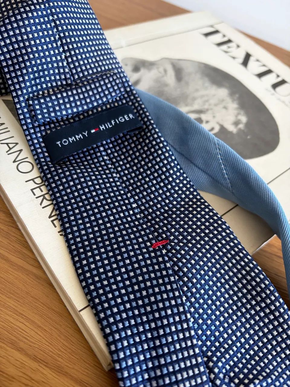 Gravata Tommy Hilfiger 100% seda  Azul - Foto 2