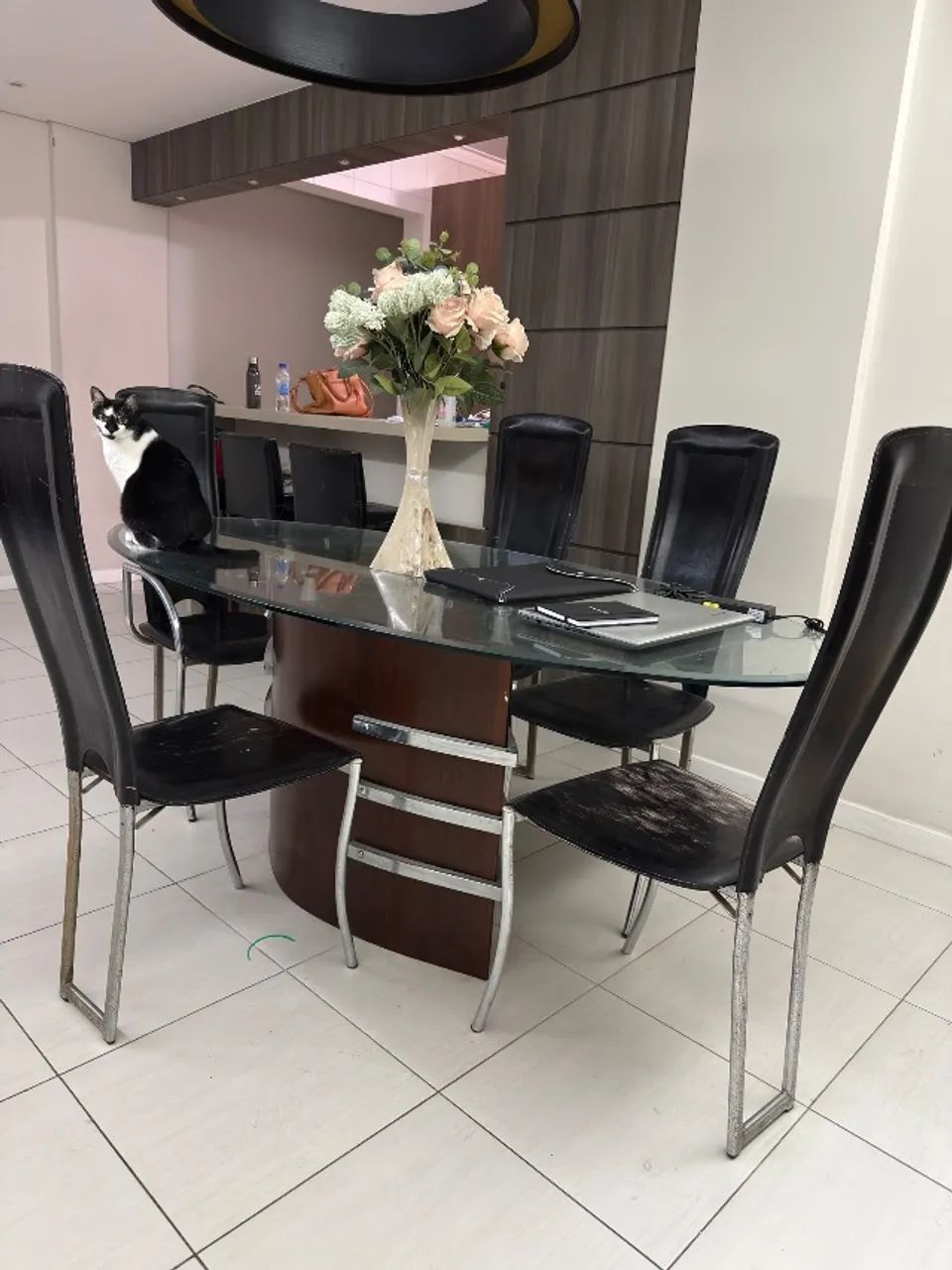 Mesa de jantar com 6 cadeiras em couro