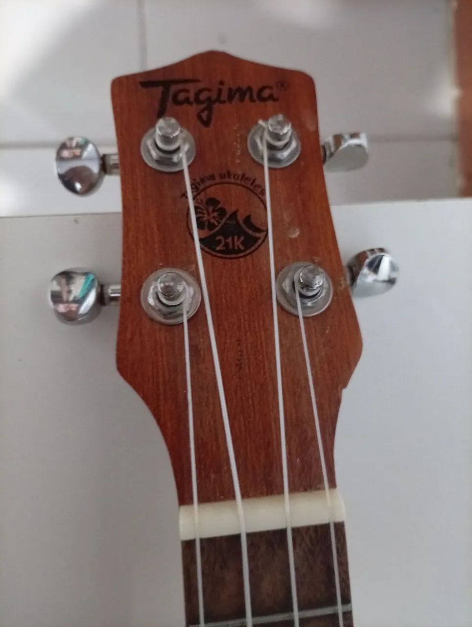 Vendo Ukulele marca Tagima ,com pequeno defeito  - Foto 2