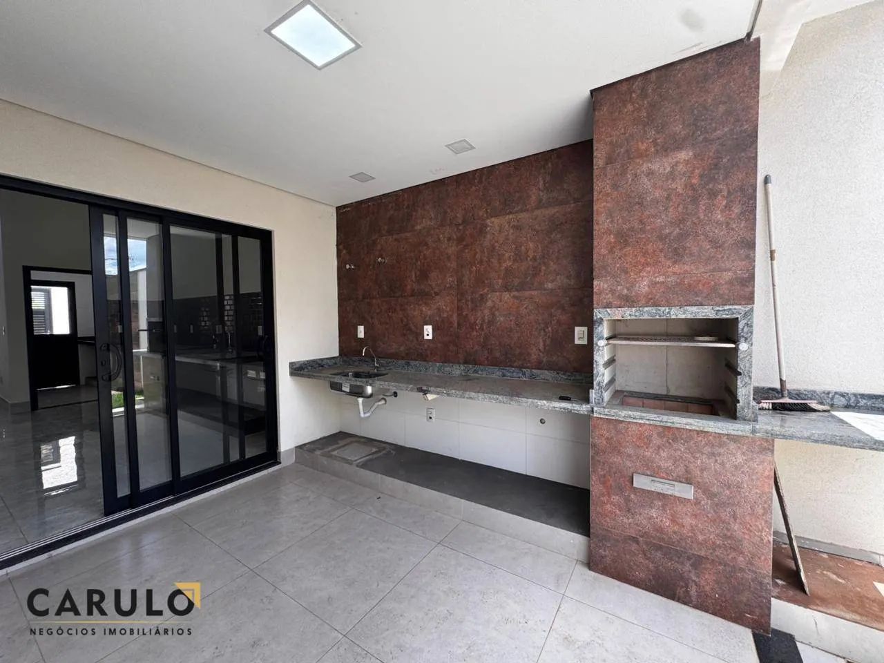 Casa térrea com 3 suítes à venda em condomínio fechado, 200 m² por R$ 950.000 - Terras da 