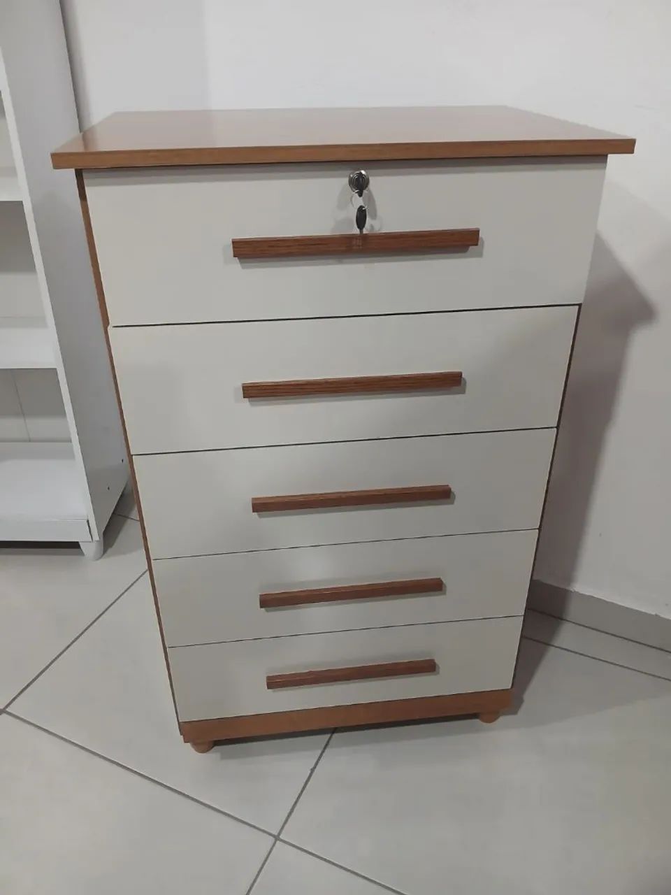 Cômoda 5 gavetas com chave - Foto 2