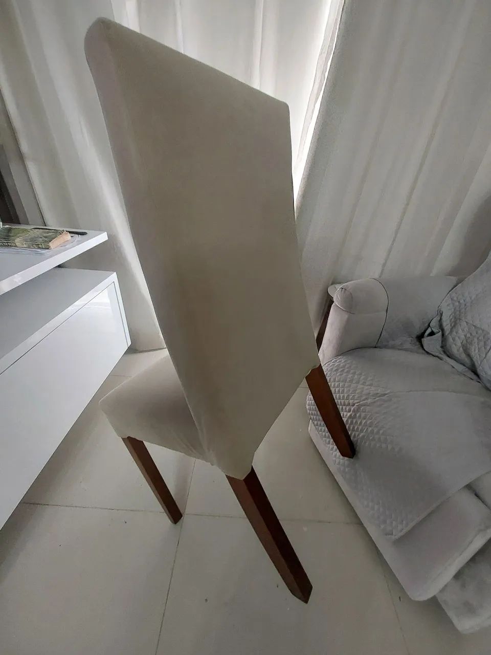 Cadeira estofada de sala de jantar pés em madeira de lei - Foto 2