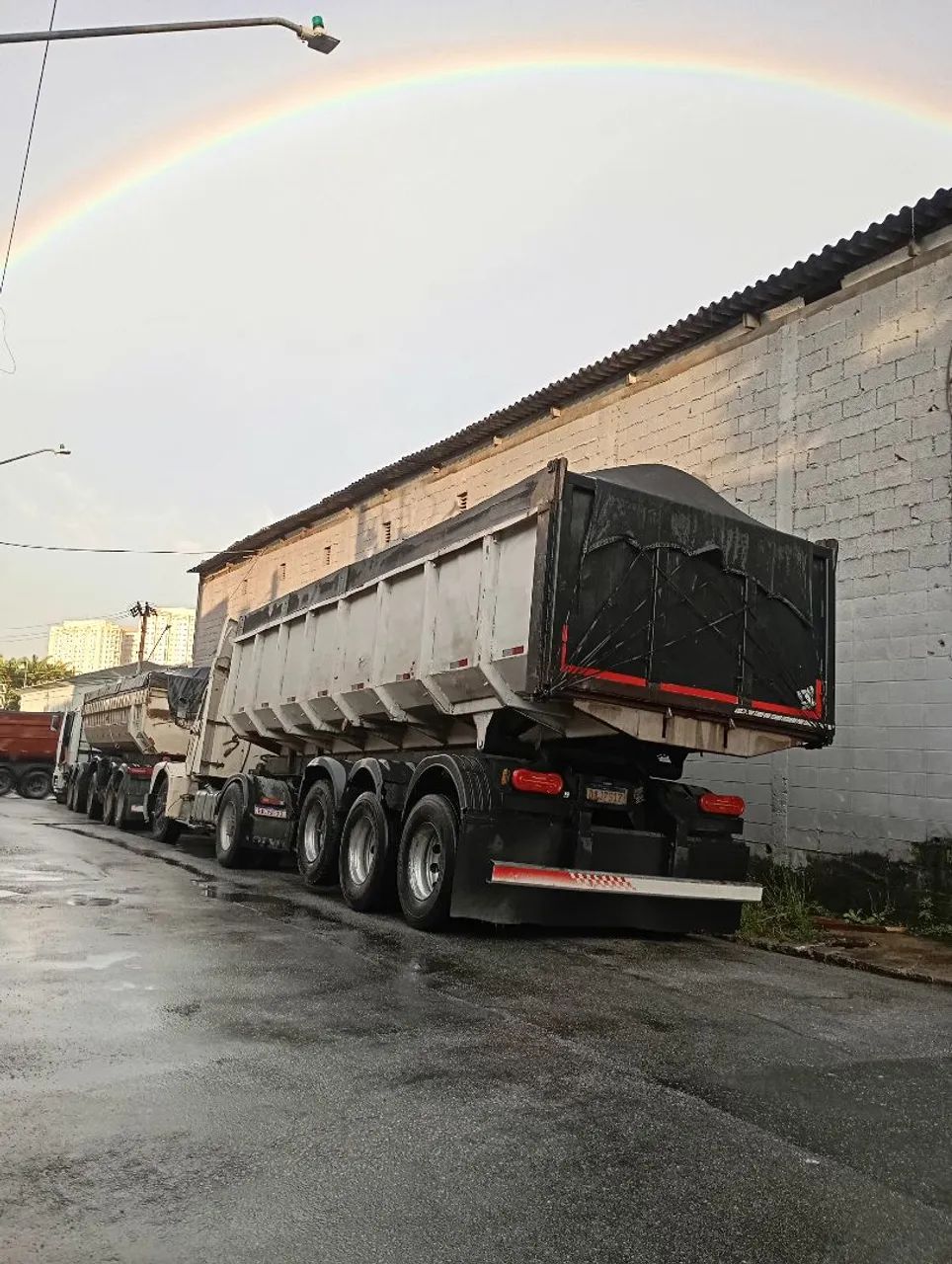 Volvo n10 carreta caçamba  - Foto 3