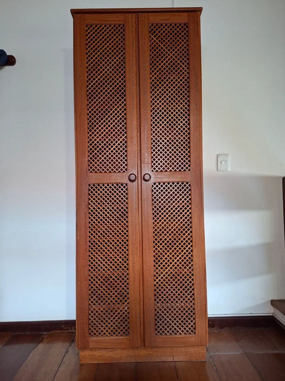 SAPATEIRA/ARMÁRIO EM MADEIRA MACIÇA